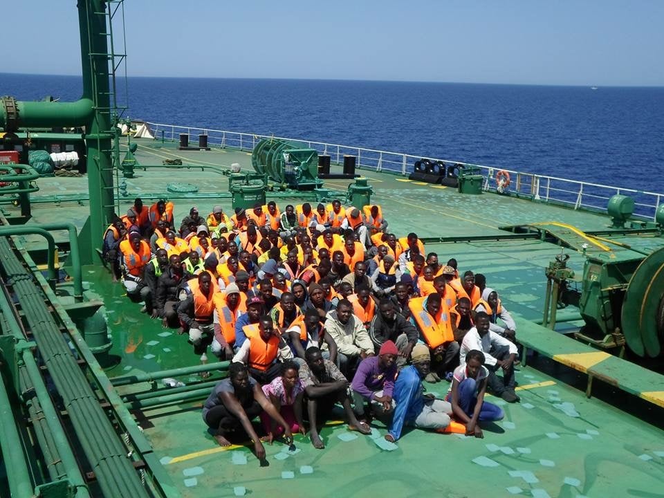Μετανάστες που συλλέγονται από τη θάλασσα