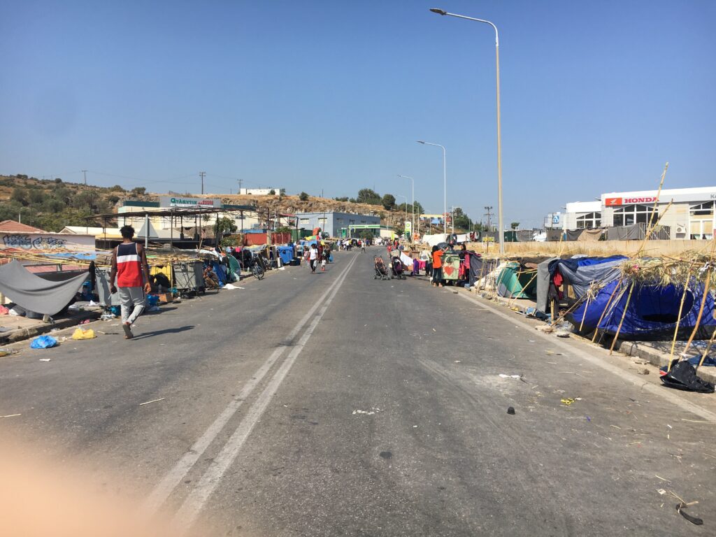 Άστεγος πληθυσμός κοντά στο ΚΥΤ της Μόριας, 2ο χλμ Μυτιλήνης Θέρμης_zvoura.gr