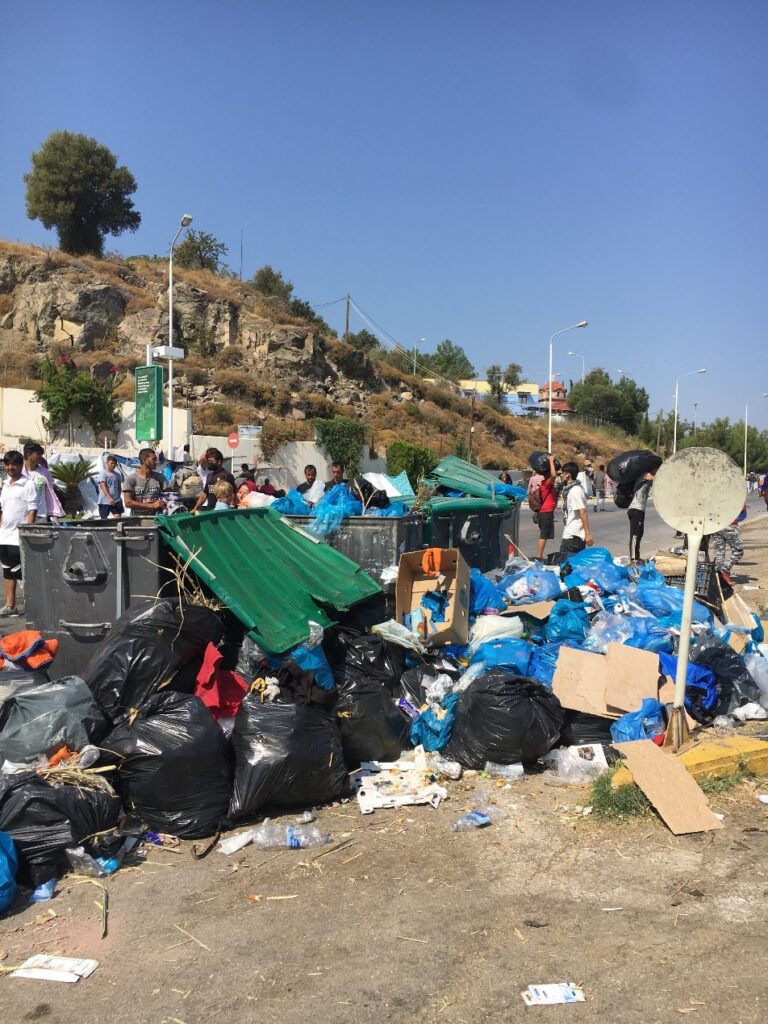 Άστεγος πληθυσμός κοντά στο ΚΥΤ της Μόριας, 2ο χλμ Μυτιλήνης Θέρμης_zvoura.gr