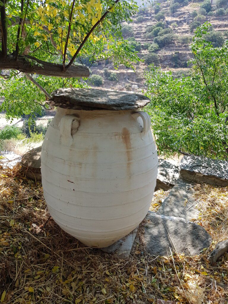 Πιθάρι τροφίμων στη Τζιά