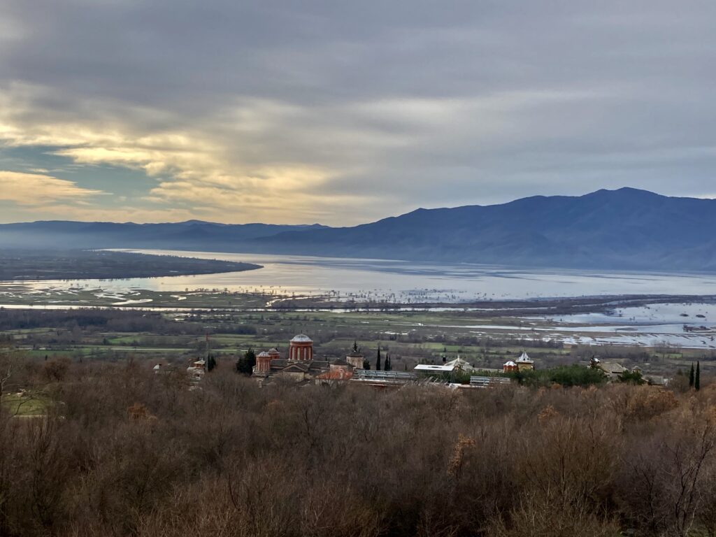 Η θέα της Λίμνης από την πλαγιά του Μπέλες. Στο κοντινό πλάνο το μοναστήρι των Ταξιαρχών_zvoura.gr