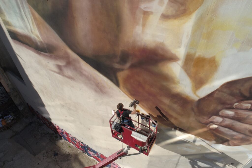 Η νέα τοιχογραφία του Guido van Helten στα Εξάρχεια