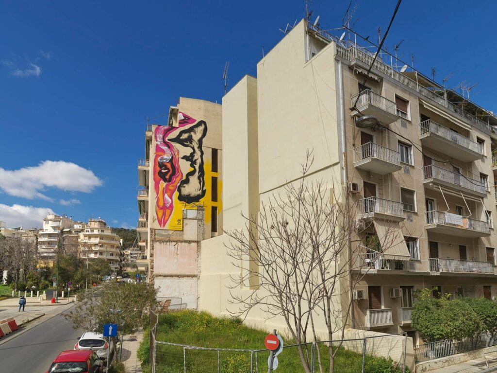 Νέα Τοιχογραφία στην Αθήνα: Wave της Σοφίας Στεβή στην πλατεία Μαβίλη