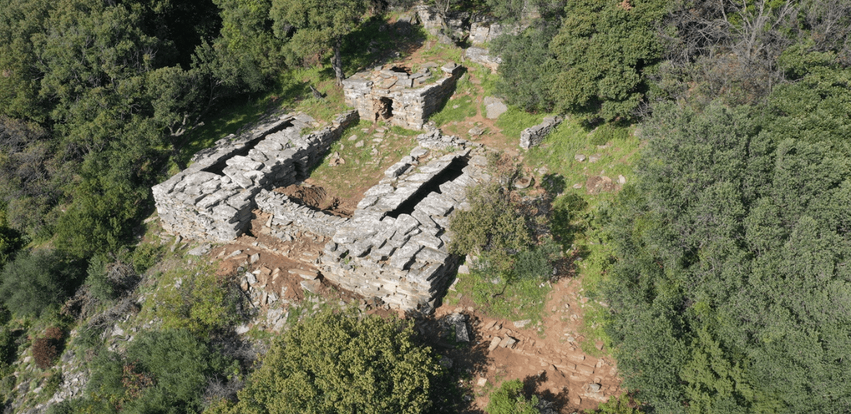Αρχαιολογική έρευνα στα δρακόσπιτα της Εύβοιας