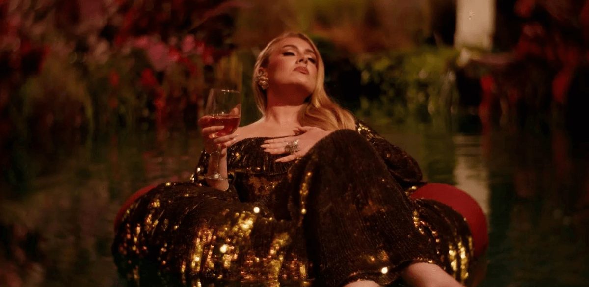 Η Adele στο νέο video για το single "I drink wine"