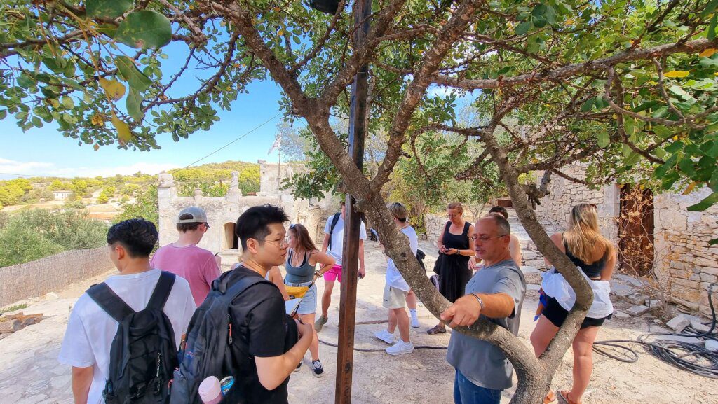 Το σπίτι του Ροδάκη στην Αίγινα με επισκέπτες