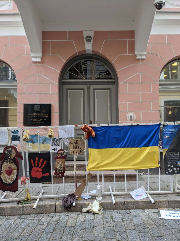 Έξω από την πρεσβεία της Ρωσίας